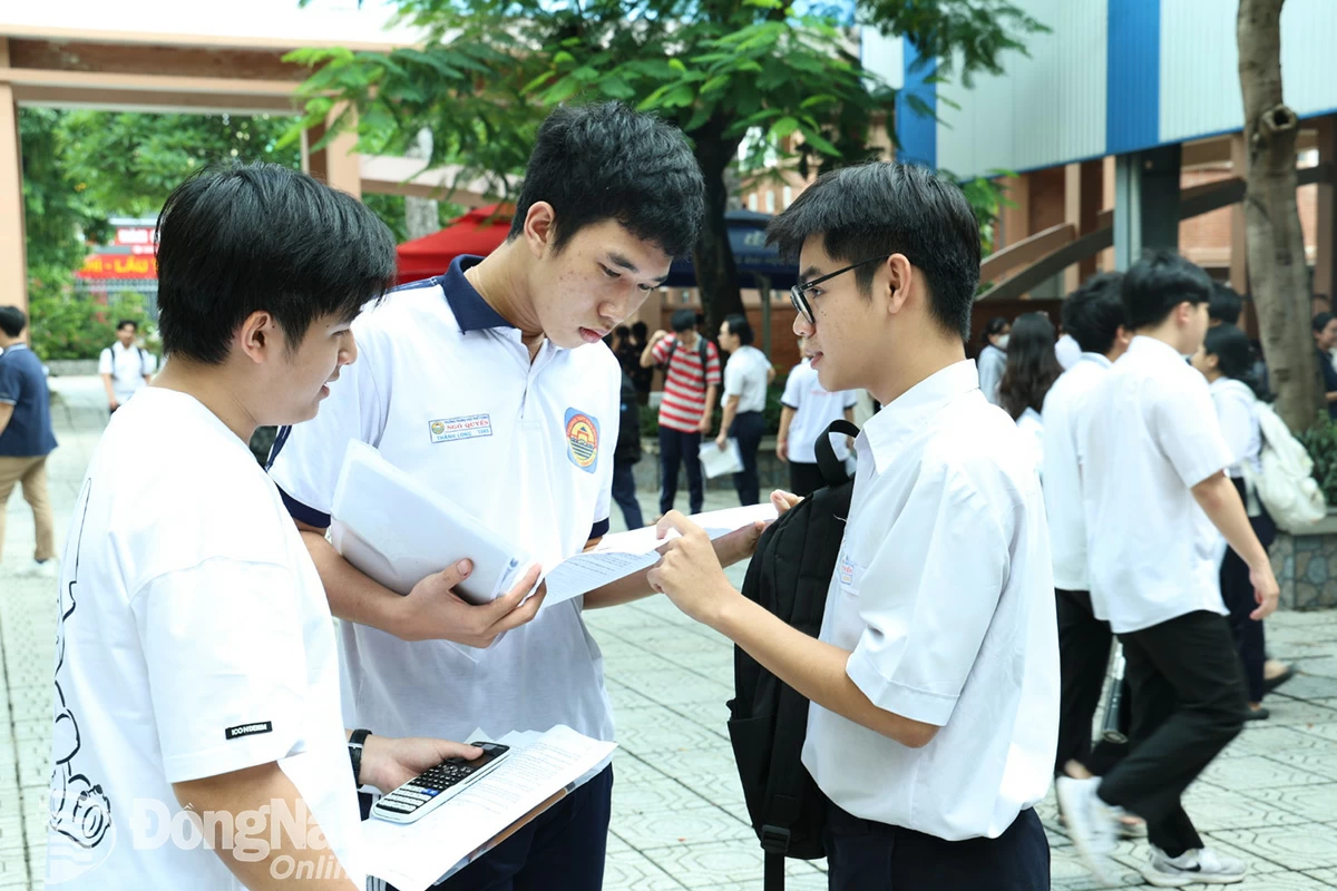 Thí sinh Trường trung học phổ thông Ngô Quyền (phường Trấn Biên) trao đổi sau khi hoàn thành môn thi tốt nghiệp trung học phổ thông năm 2025. Ảnh:C.Nghĩa

