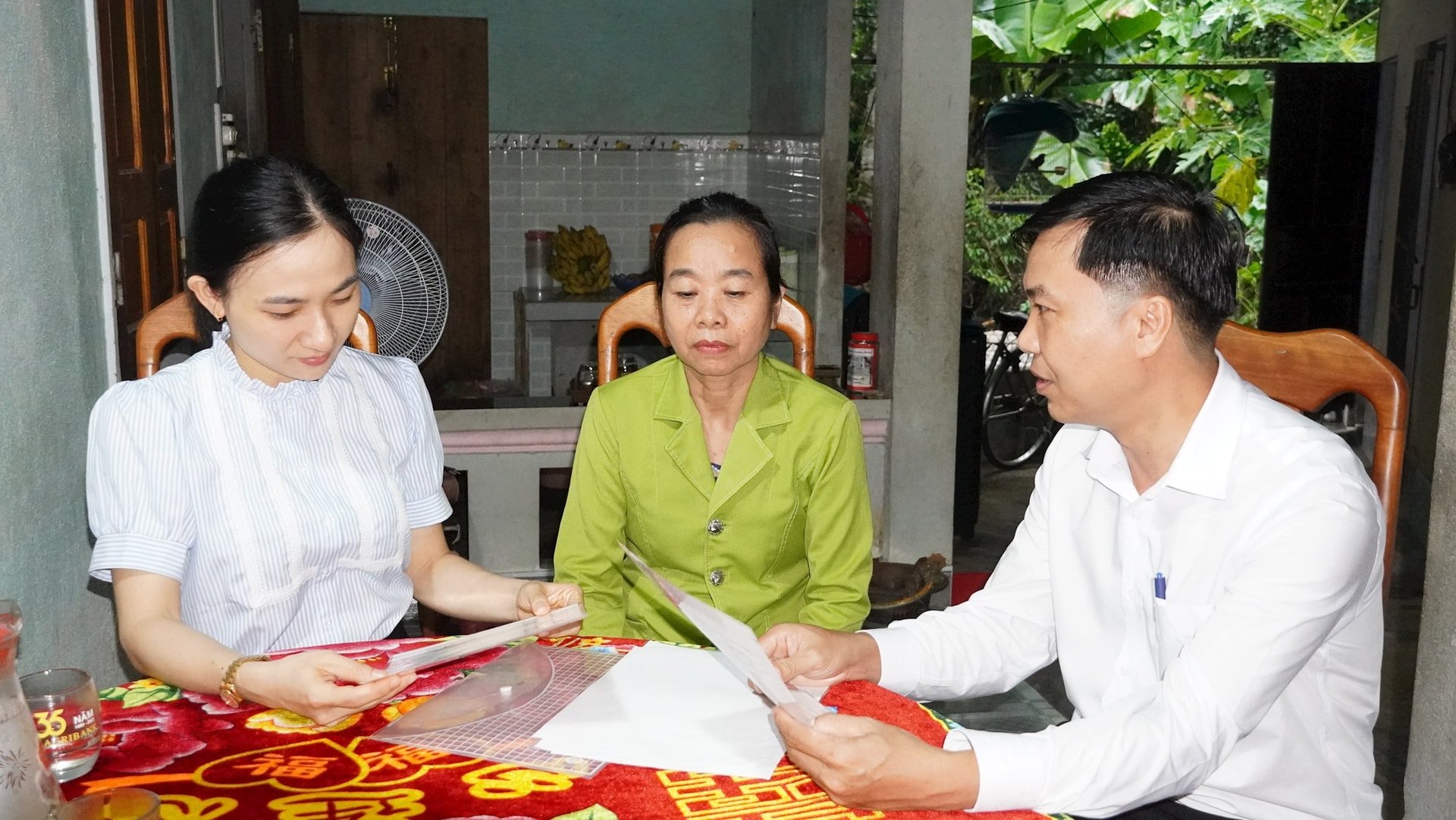 Bà Võ Thị Hoa (giữa) yên tâm sống khỏe khi chính thức được hưởng chế độ hưu trí từ tháng 3-2025. Ảnh: DIỄM LỆ