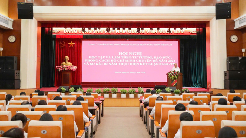 Das Parteikomitee der Agribank organisierte im Jahr 2024 eine Konferenz zum Studium und zur Umsetzung der Ideologie, Moral und Lebensweise von Ho Chi Minh.