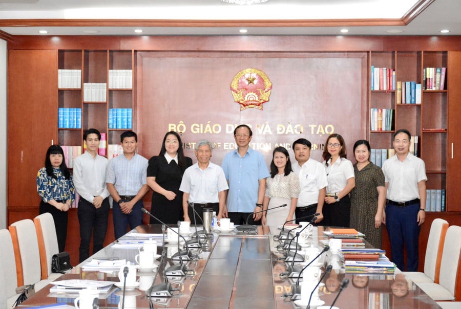 tt-thuong-lam-viec-voi-thpt-tri-duc.jpg