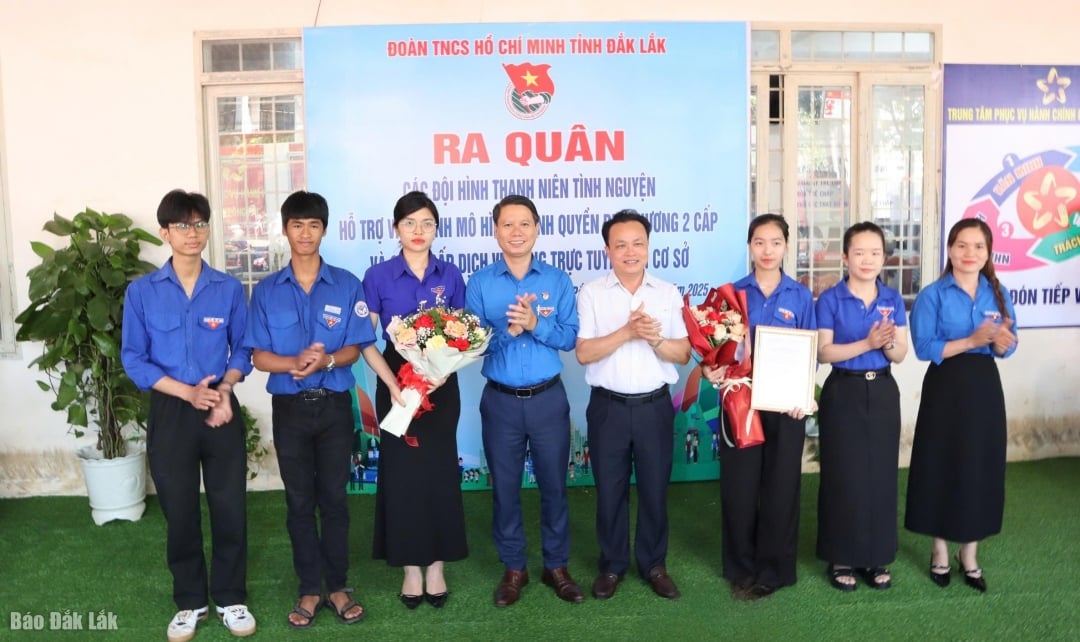 Thường trực Tỉnh Đoàn, lãnh đạo Đảng ủy xã Krông Pắc trao quyết định thành lập Đội thanh niên tình nguyện hỗ trợ vận hành đơn vị hành chính xã Krông Pắc.