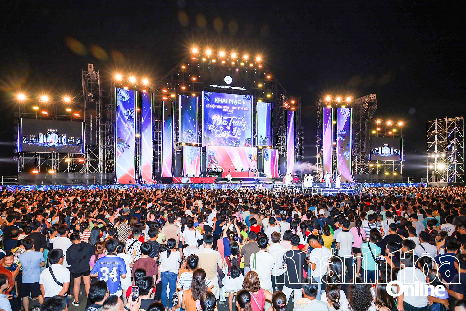 Hàng nghìn khán giả xem đại nhạc hội “Nha Trang say Hi” trong Lễ hội Văn hóa - Du lịch biển 2025.
