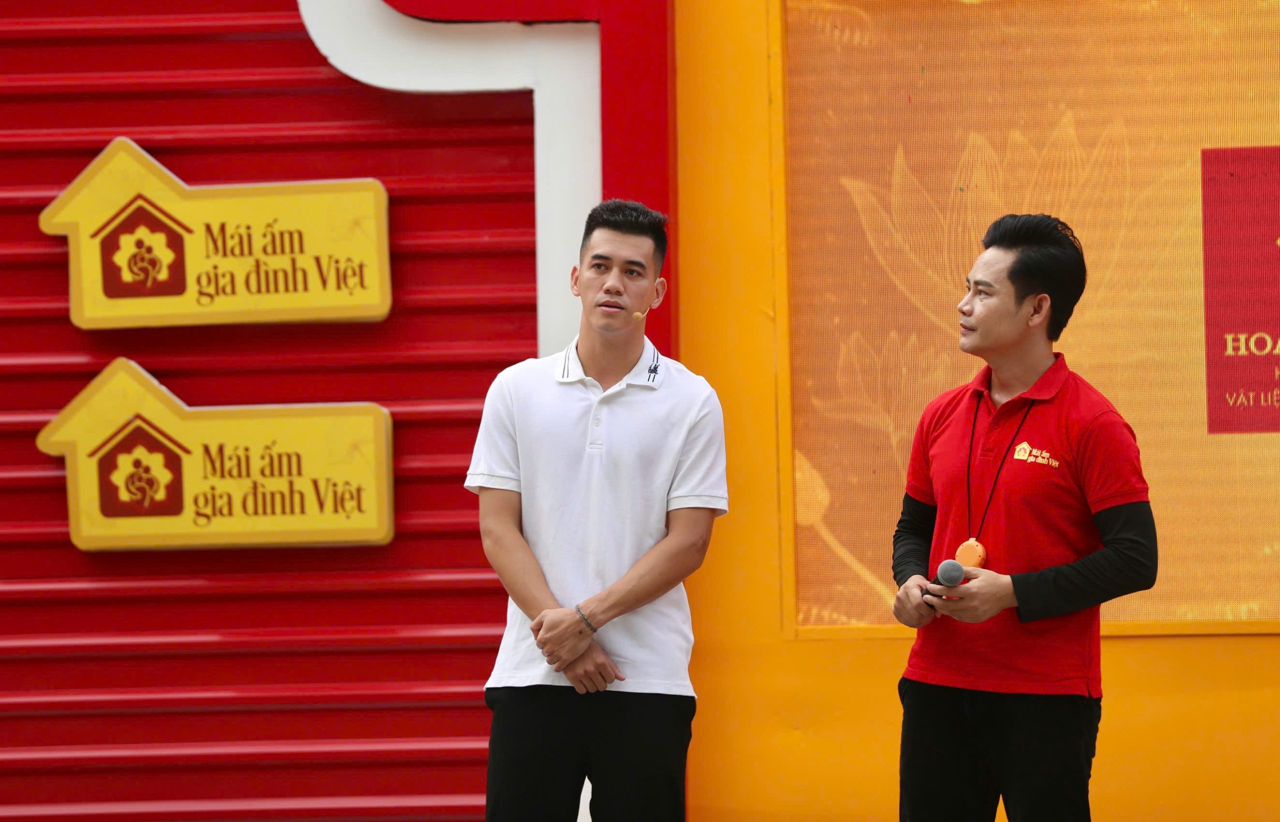 Cầu thủ Nguyễn Tiến Linh xuất hiện giản dị tại buổi ghi hình chương trình Mái ấm gia đình Việt sáng 5/7 ở TP. Đà Nẵng.
