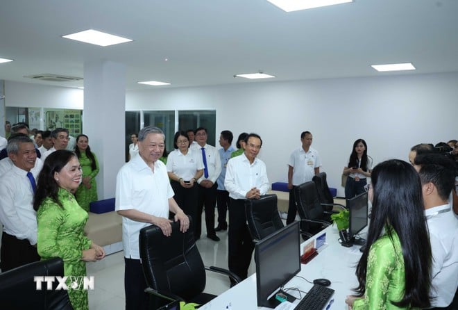 Tổng Bí thư Tô Lâm thăm, khảo sát thực tế tại Trung tâm dịch vụ hành chính công phường Xuân Hoà, Thành phố Hồ Chí Minh.