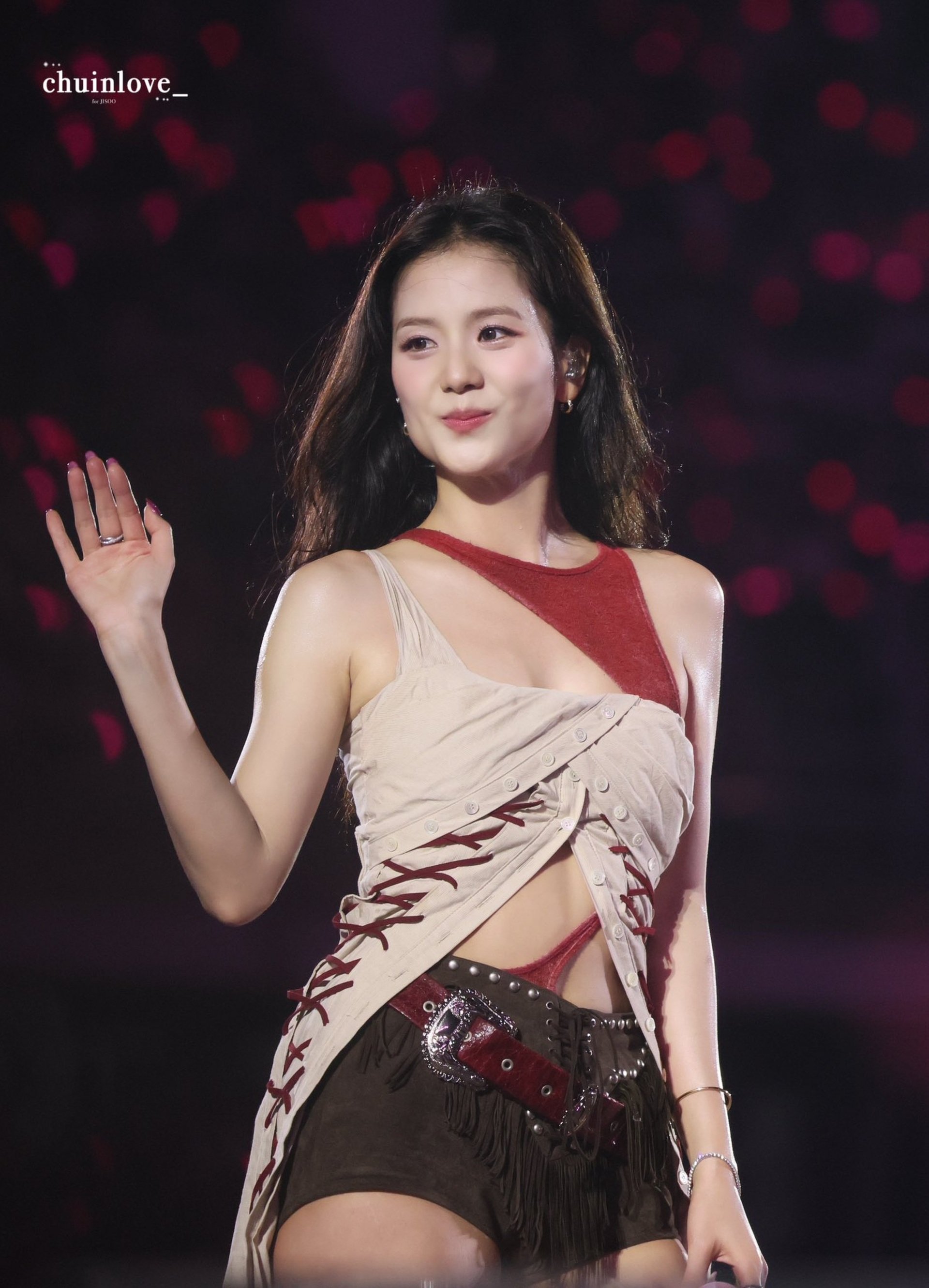 Blackpink gây sốt khi trở lại với váy áo gợi cảm, trang sức tiền tỷ - 12