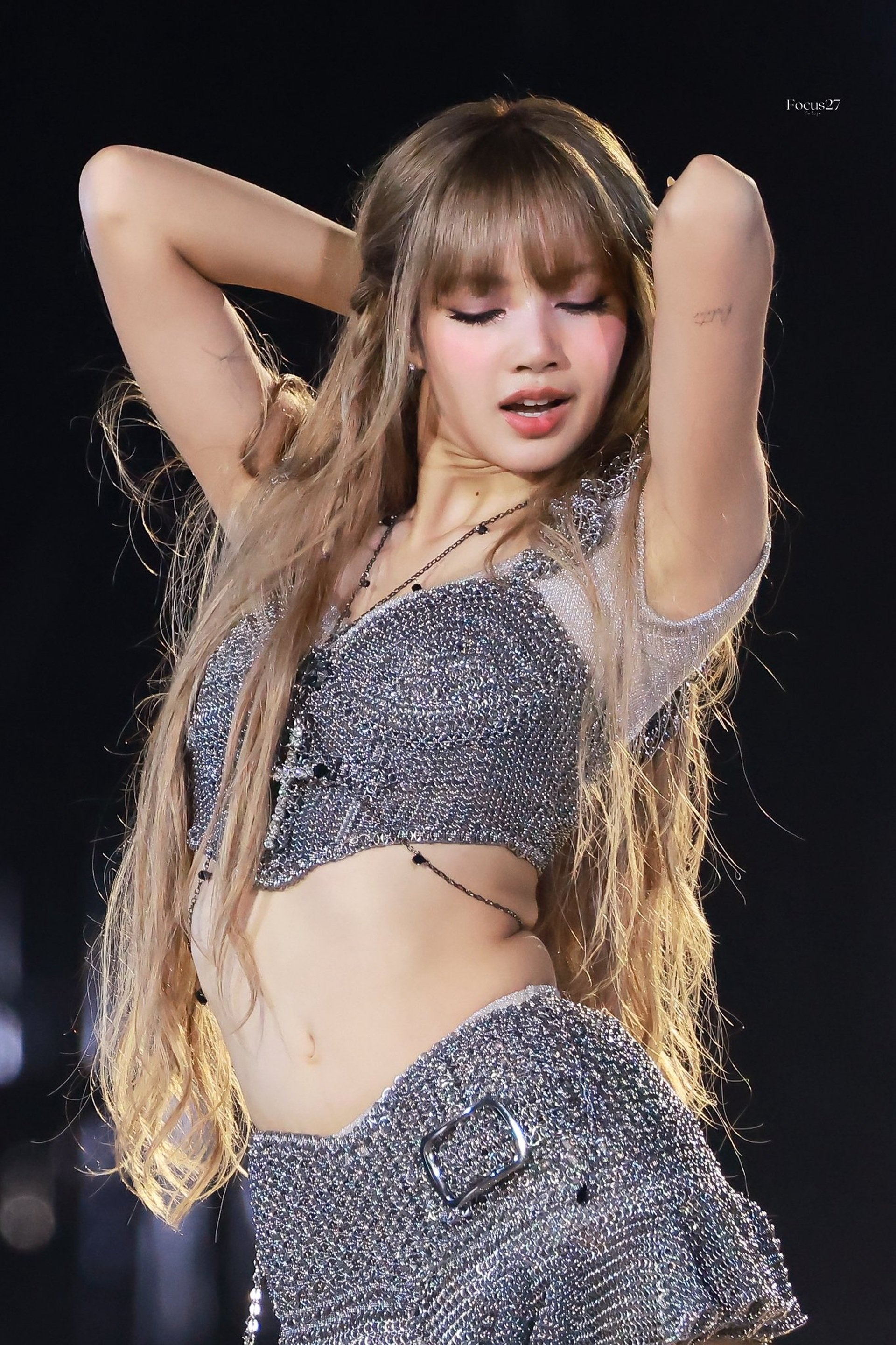 Blackpink gây sốt khi trở lại với váy áo gợi cảm, trang sức tiền tỷ - 7