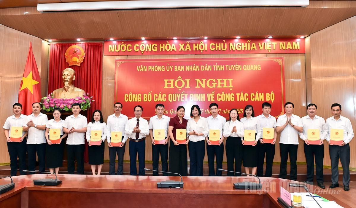 Lãnh đạo Văn phòng UBND tỉnh trao quyết định bổ nhiệm cho các đồng chí Phó trưởng các phòng chuyên môn thuộc UBND tỉnh.
