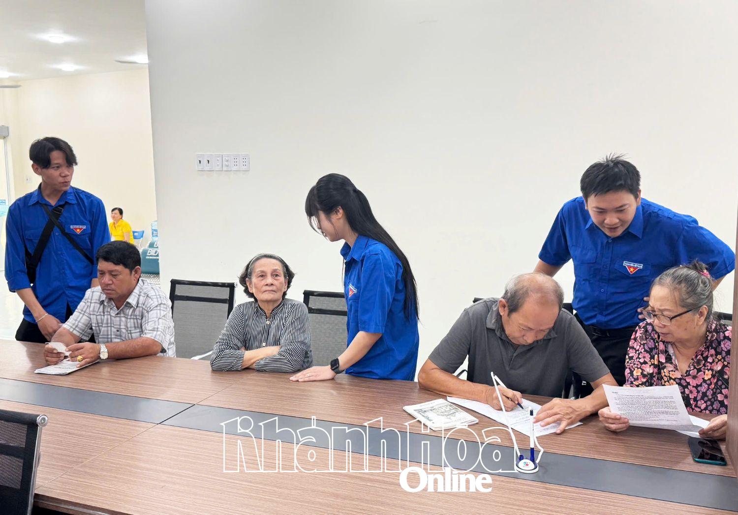 Đoàn viên, thanh niên phường Phan Rang giải đáp hướng dẫn người dân kê khai hồ sơ thủ tục hành chính