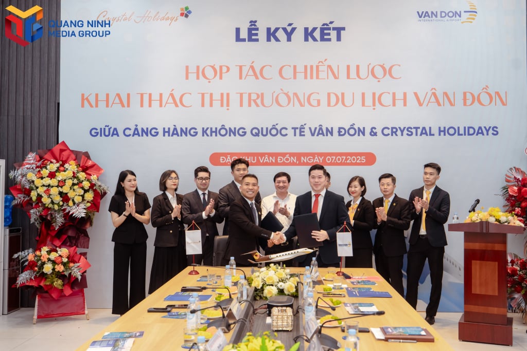 Cảng hàng không quốc tế (HKQT) Vân Đồn và Công ty cổ phần Crystal Holidays Holdings ( thuộc Tập đoàn Everland) ký kết hợp tác chiến lược.