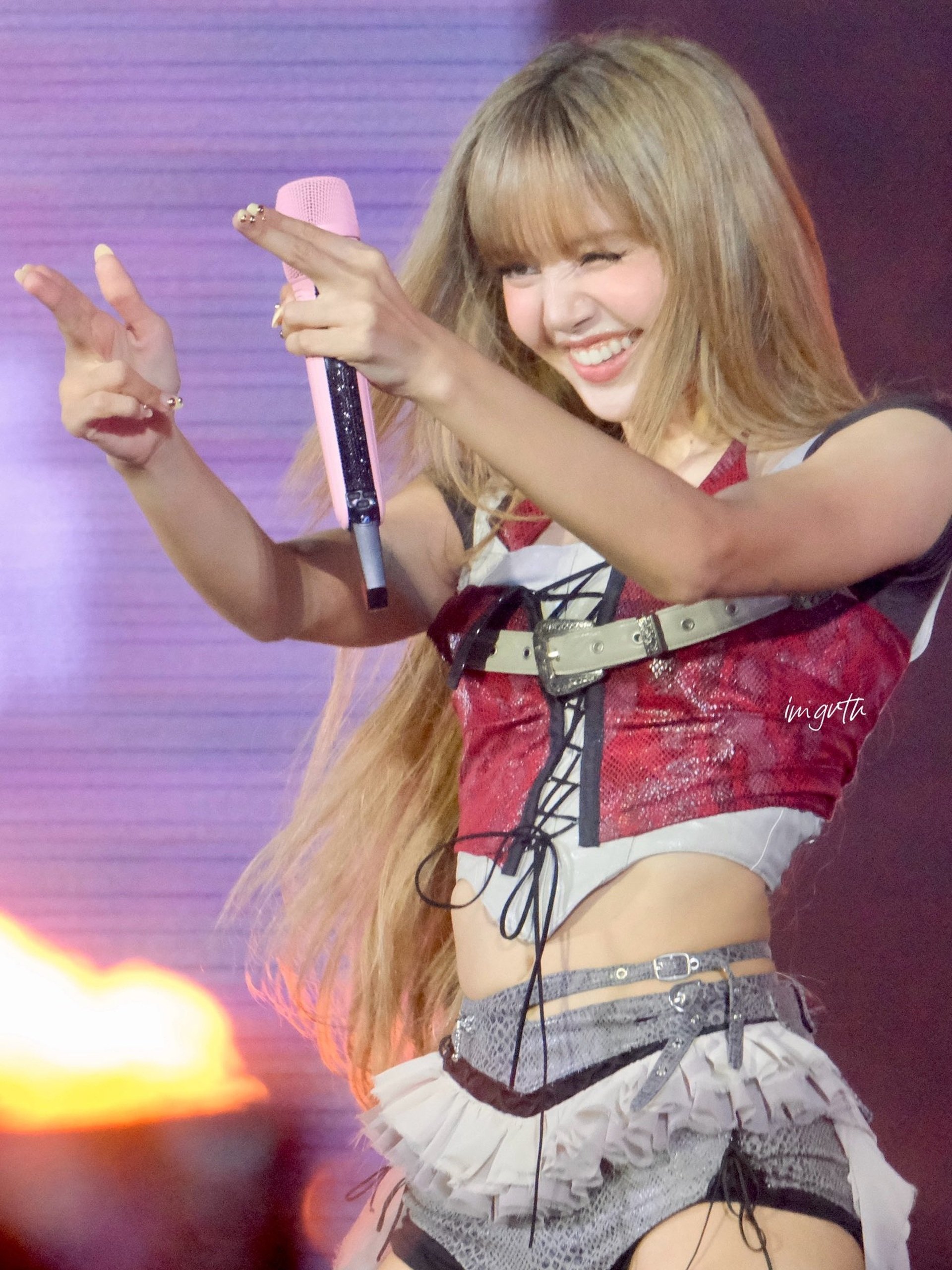 Blackpink gây sốt khi trở lại với váy áo gợi cảm, trang sức tiền tỷ - 14