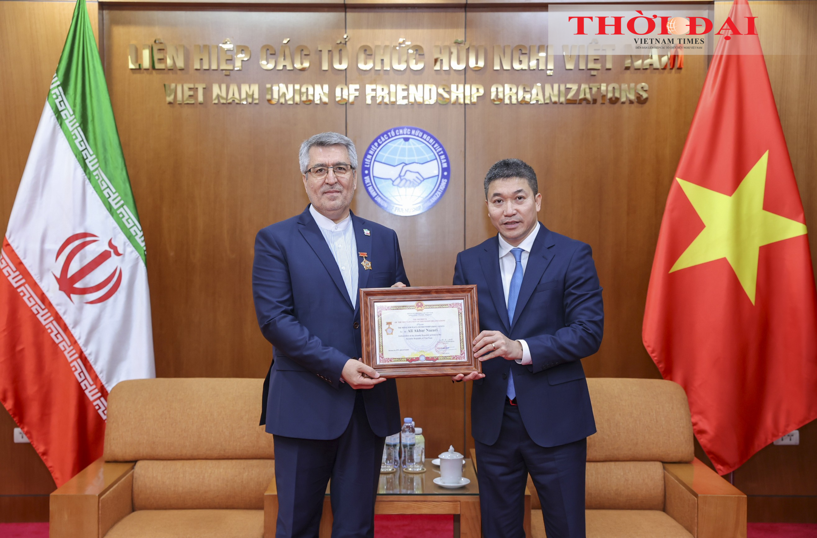 Trao Kỷ niệm chương 