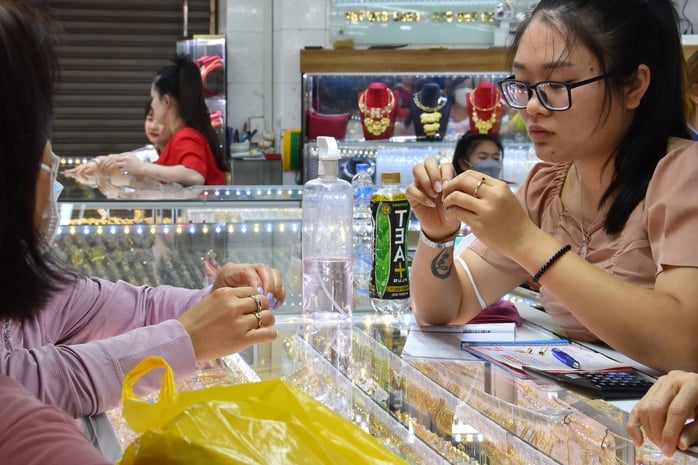 Giá vàng hôm nay 7-7: Vừa mở cửa đã giảm mạnh- Ảnh 2.