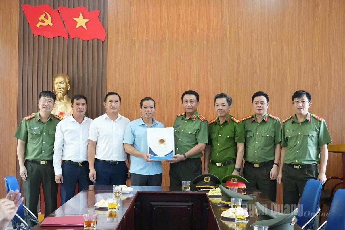 Đồng chí Giám đốc Công an tỉnh Nguyễn Đức Thuận tặng quà xã Lũng Cú.