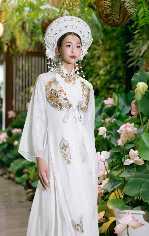 Ngắm nét nữ tính của á hậu chuyển giới trong show của NTK Cao Minh Tiến - Ảnh 6.
