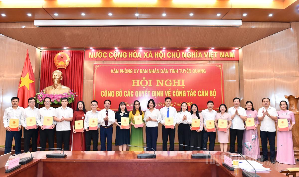Lãnh đạo Văn phòng UBND tỉnh trao quyết định bổ nhiệm cho các đồng chí Trưởng các phòng chuyên môn thuộc UBND tỉnh.