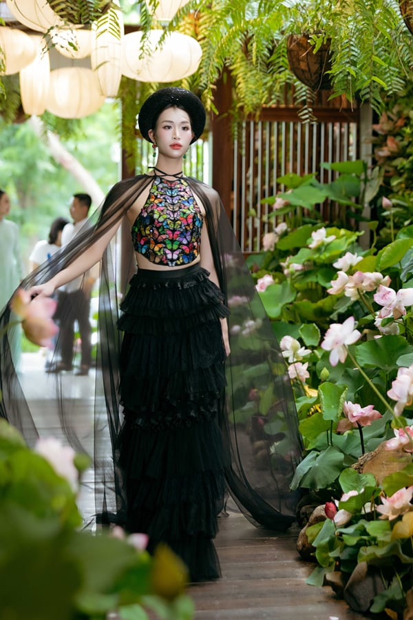 Ngắm nét nữ tính của á hậu chuyển giới trong show của NTK Cao Minh Tiến - Ảnh 8.