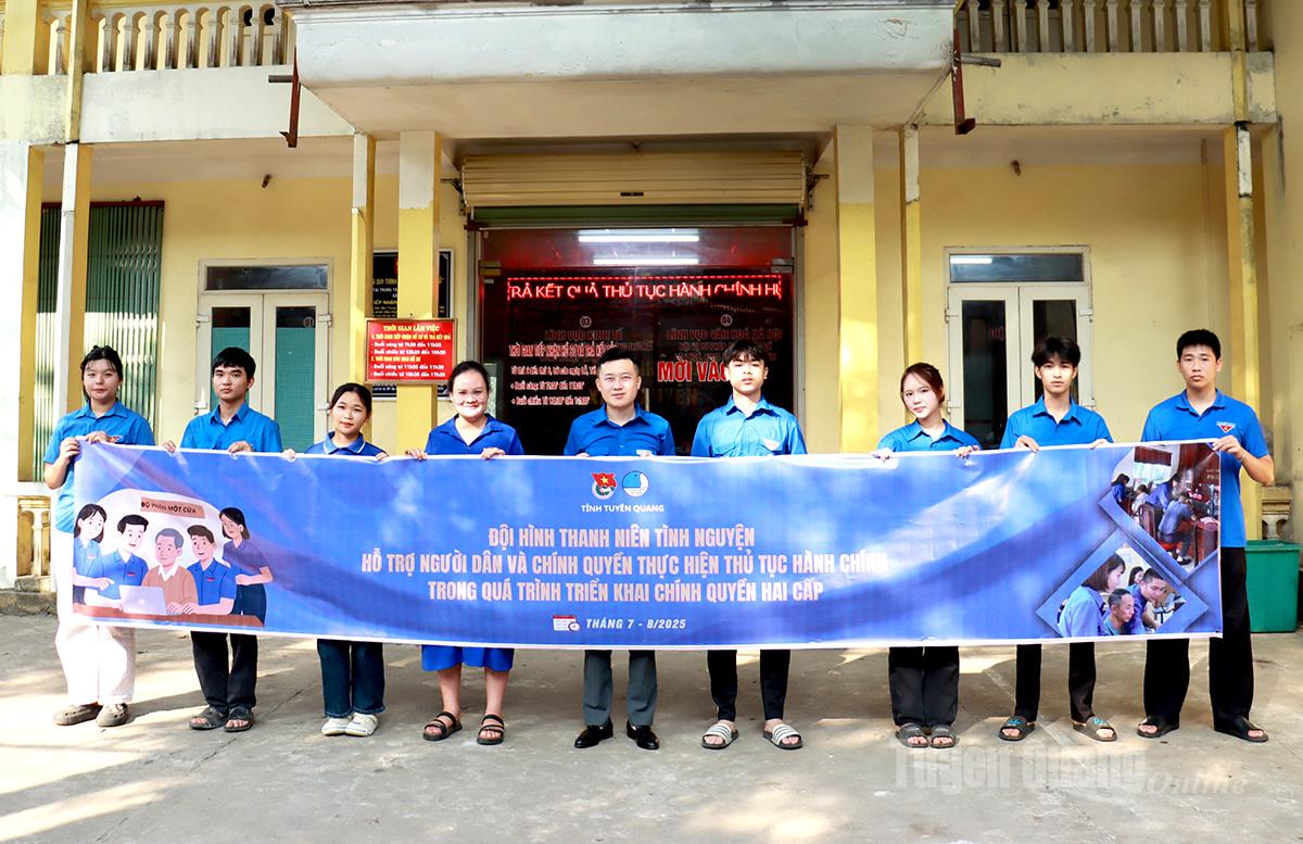 Tuổi trẻ tỉnh Tuyên Quang ra quân hỗ trợ người dân và chính quyền thực hiện thủ tục hành chính tại xã Vị Xuyên. Ảnh: Diệu Kế