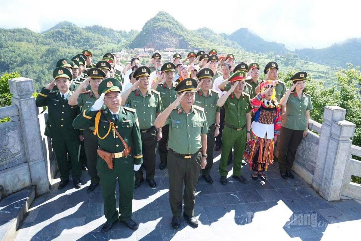 Các đồng chí lãnh đạo Công an tỉnh dự Lễ chào cờ tại Cột cờ Quốc gia Lũng Cú.