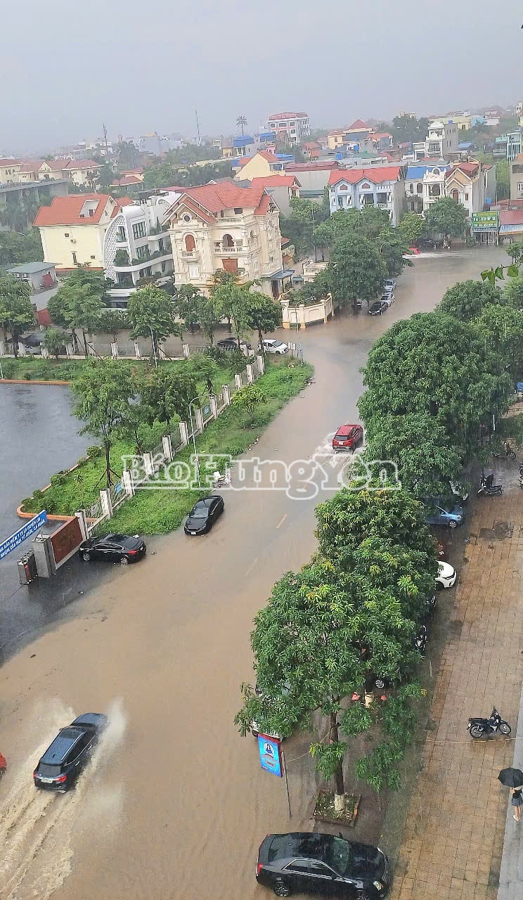 Đường Hoàng Quốc Việt (phường Phố Hiến) ngập nước trong trận mưa chiều ngày 6/7
