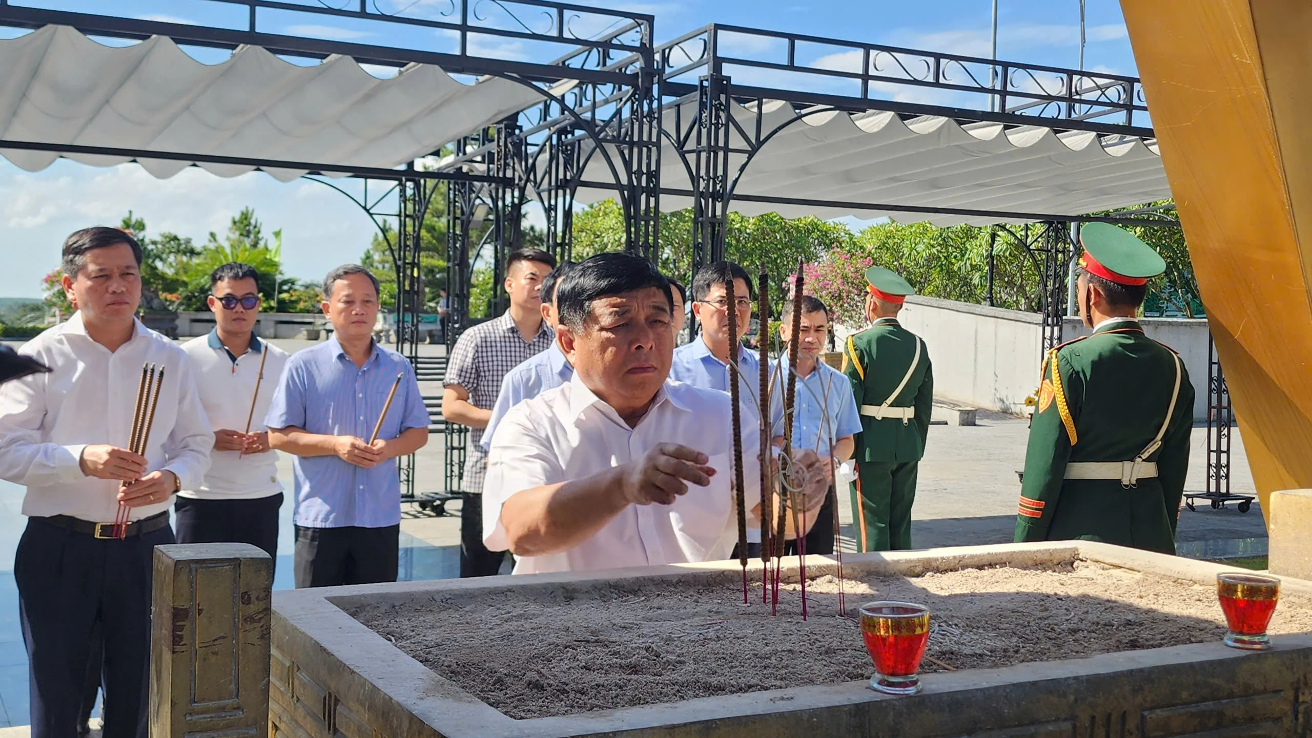 Phó Thủ tướng Nguyễn Chí Dũng dâng hương tri ân các anh hùng liệt sĩ tại tỉnh Quảng Trị