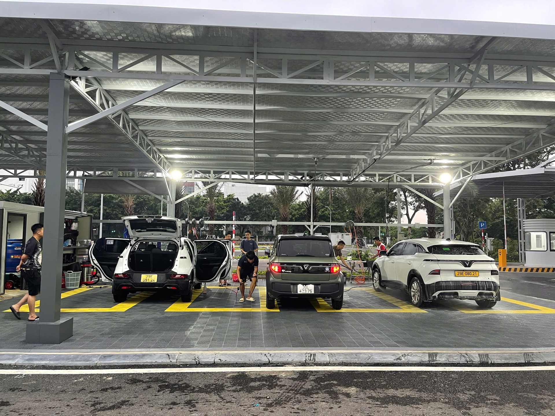 Chủ xe VinFast đến sạc tại đây có thể tranh thủ rửa xe và sử dụng nhiều dịch vụ khác.
