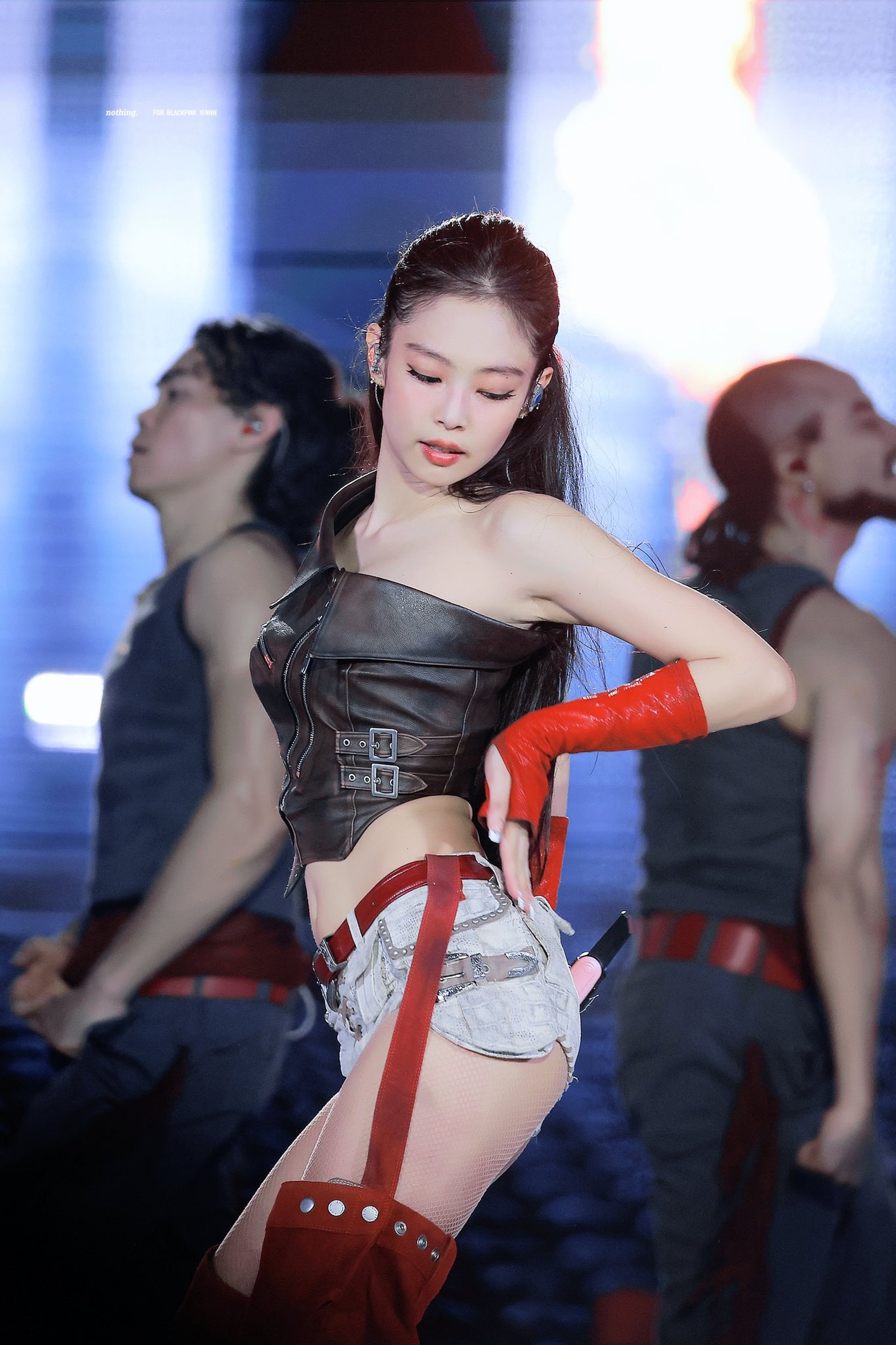 Blackpink gây sốt khi trở lại với váy áo gợi cảm, trang sức tiền tỷ - 13