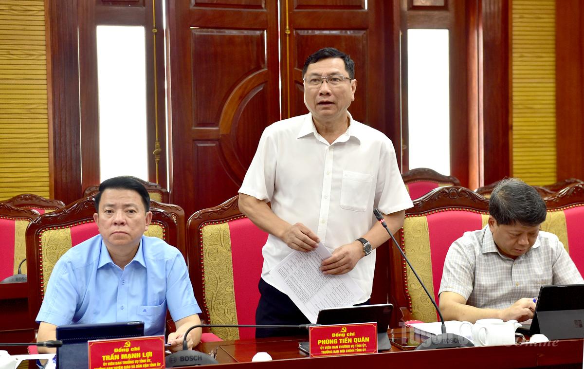 Đồng chí Trưởng Ban Nội chính Tỉnh ủy Phùng Tiến Quân phát biểu thảo luận tại hội nghị.