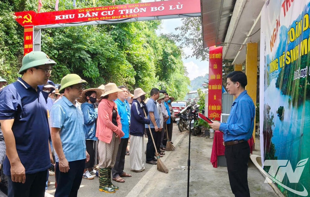 “Ngày Chủ nhật xanh - Toàn dân tham gia tổng vệ sinh môi trường nông thôn” diễn ra tại thôn Bó Lù, Ba Bể.