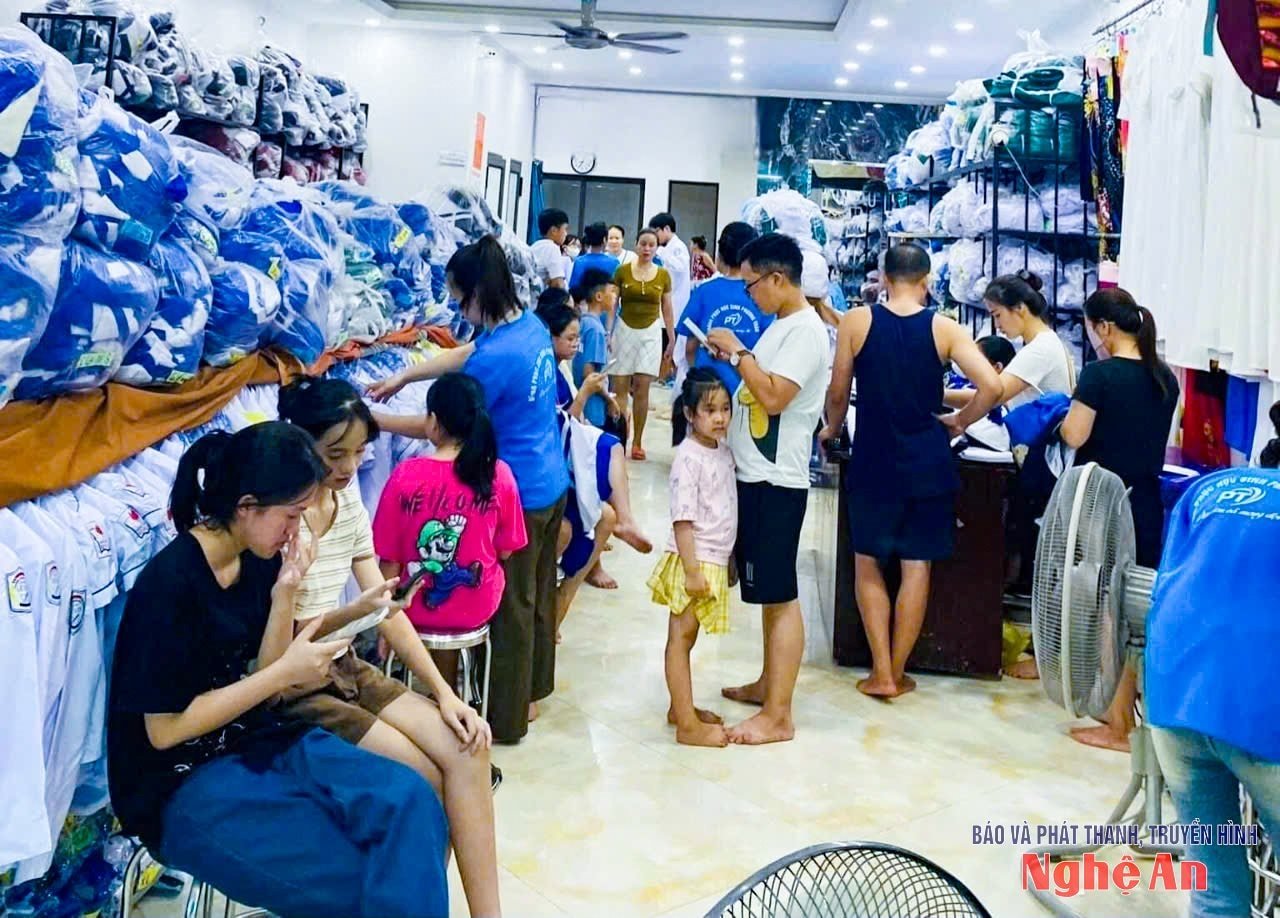 Các shop đồng phục học sinh cũng đông người mua sắm. Ảnh: T.P