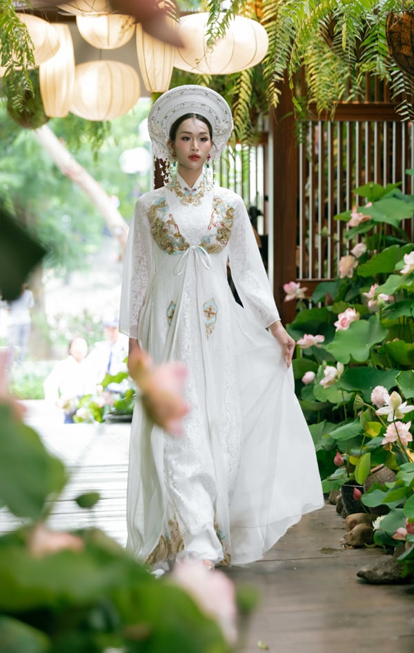 Ngắm nét nữ tính của á hậu chuyển giới trong show của NTK Cao Minh Tiến - Ảnh 7.