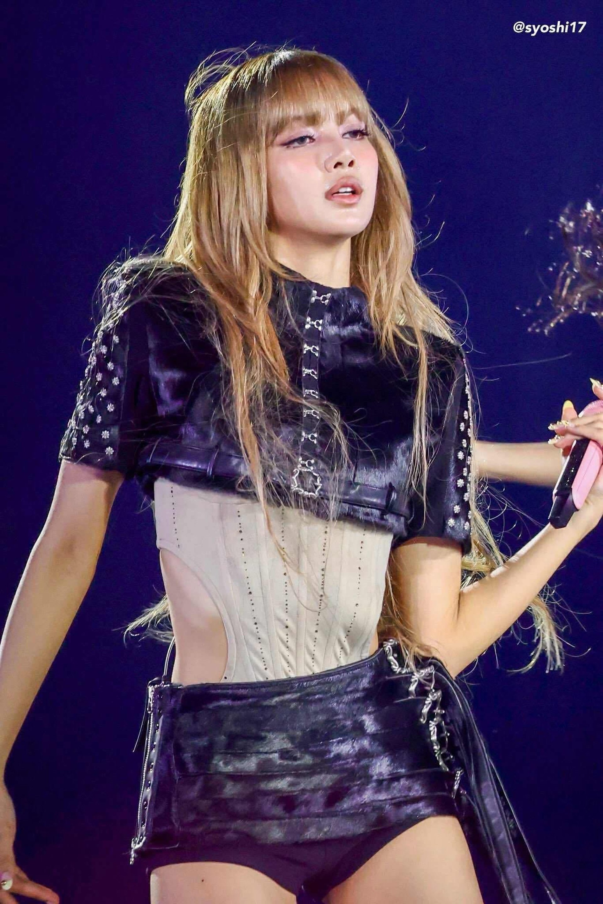 Blackpink gây sốt khi trở lại với váy áo gợi cảm, trang sức tiền tỷ - 3