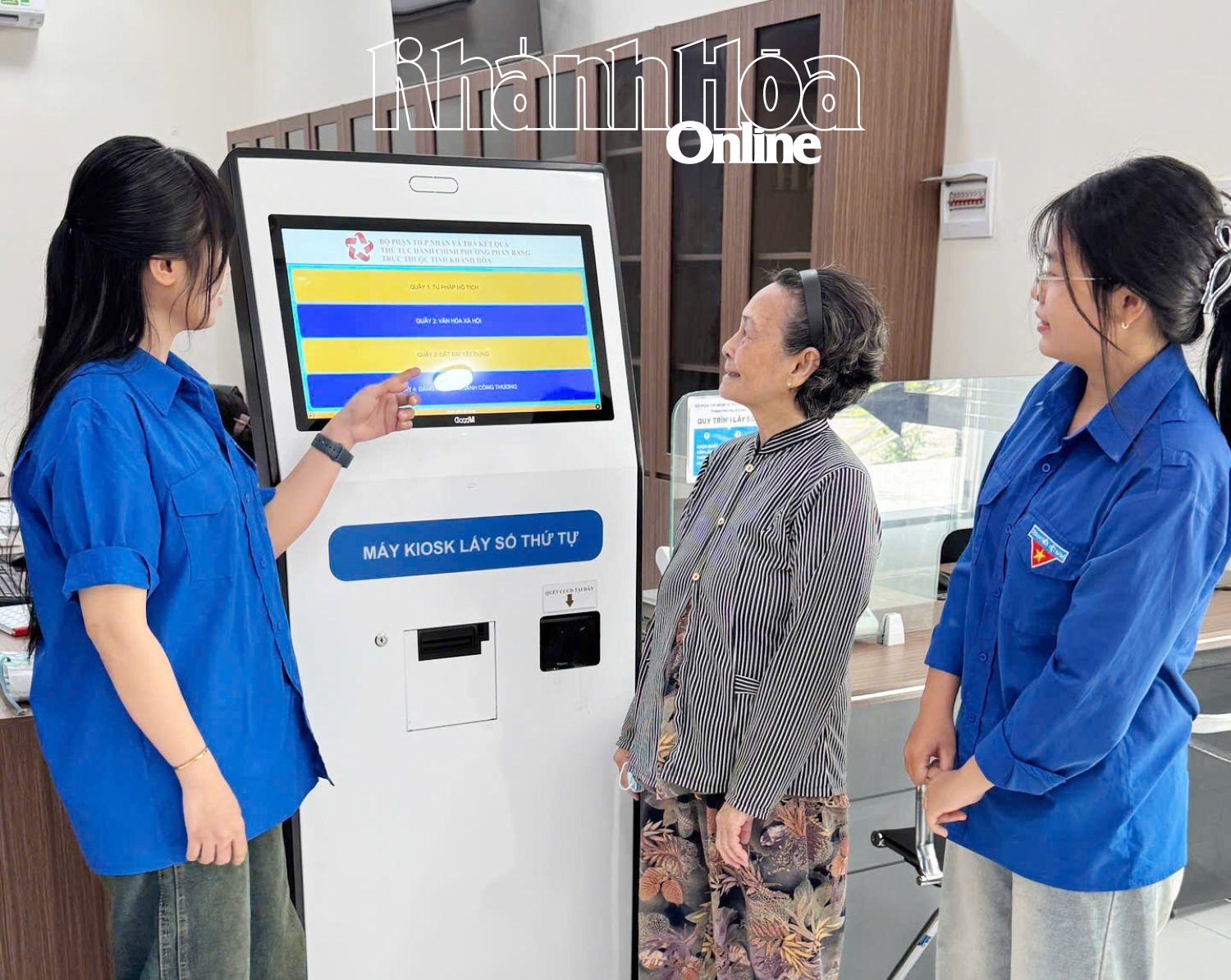 Đoàn viên, thanh niên phường Phan Rang hướng dẫn người dân quy trình, lấy số thứ tự làm thủ tục hành chính.