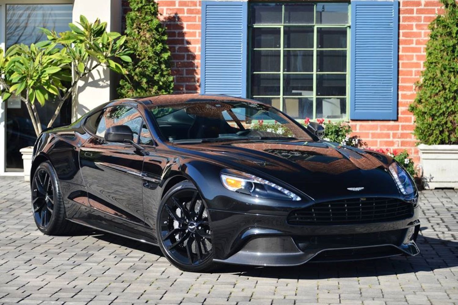Aston Martin Vanquish Carbon Edition 1.jpg