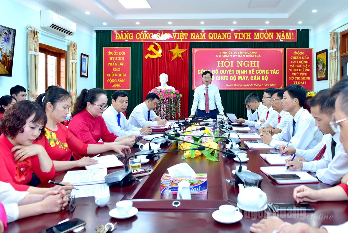 Đồng chí Chủ nhiệm UBKT Tỉnh ủy Trần Quang Minh phát biểu tại hội nghị.