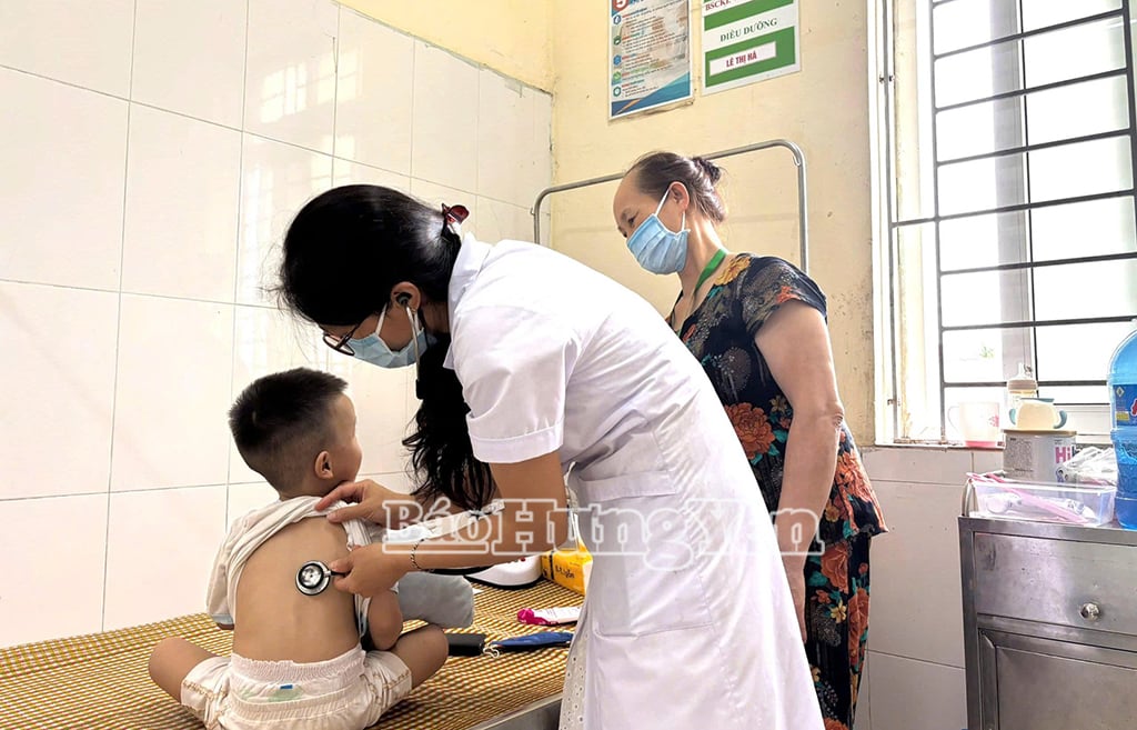 Bác sĩ Nguyễn Thị Trang, Khoa Nhi, Bệnh viện Đa Khoa tỉnh Hưng Yên khám, điều trị cho bệnh nhi bị viêm phổi