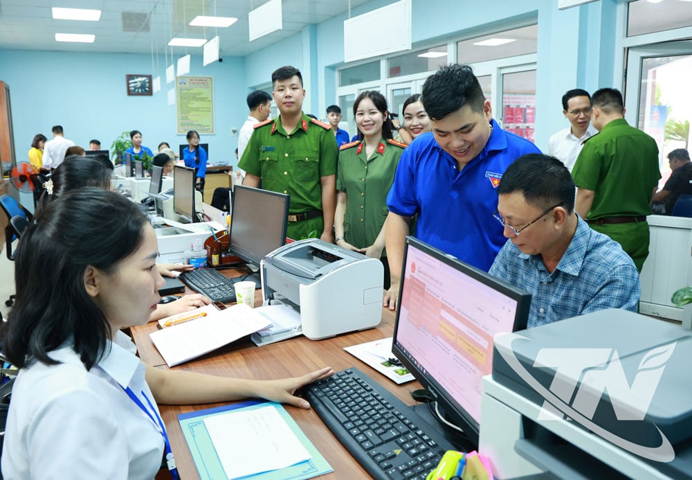 các đội hình thanh niên tình nguyện tham gia hỗ trợ vận hành chính quyền địa phương hai cấp và cung cấp dịch vụ công trực tuyến tại cơ sở