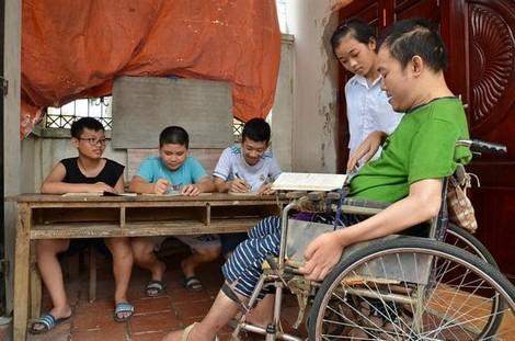 Người thầy trên chiếc xe lăn  - Ảnh 1.