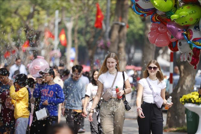 Gần 11 triệu lượt khách quốc tế đến Việt Nam 6 tháng đầu năm