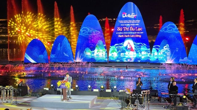 Show thực cảnh 'Sử thi Âu Lạc' thu hút hàng ngàn người dân và du khách - Ảnh 1.