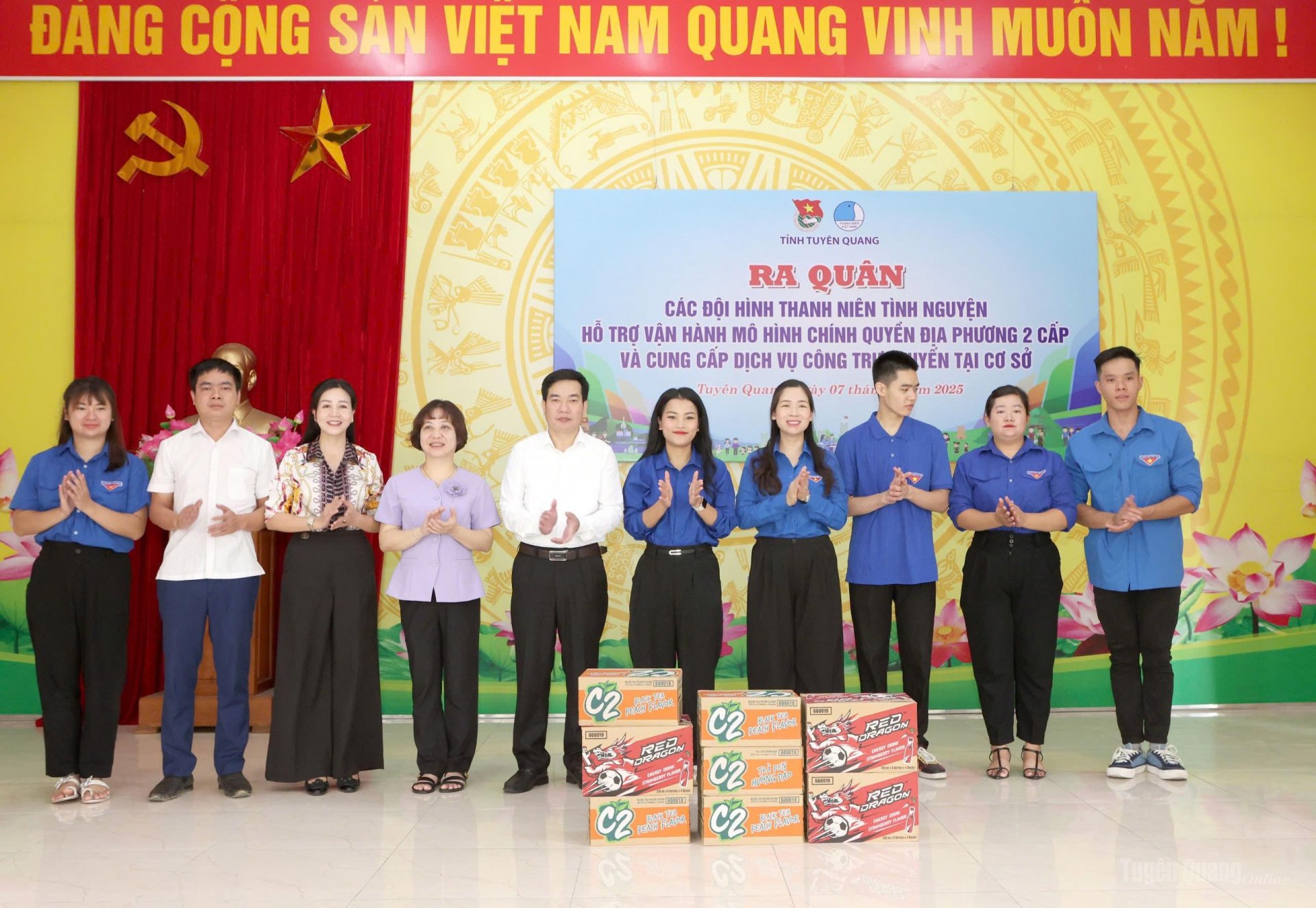 Lãnh đạo Tỉnh đoàn tặng quà cho đội hình tình nguyện phường Minh Xuân.