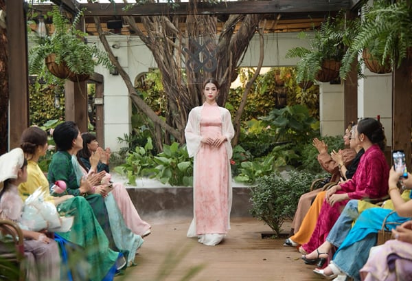 Ngắm nét nữ tính của á hậu chuyển giới trong show của NTK Cao Minh Tiến - Ảnh 3.