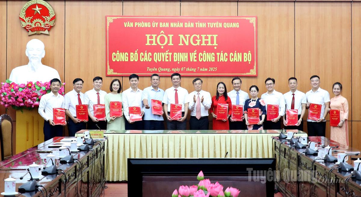 Đồng chí Vũ Quang Đại, Phó Chánh Văn phòng UBND tỉnh trao Quyết định cho các đồng chí được bổ nhiệm tại điểm cầu Văn phòng UBND tỉnh Hà Giang (cũ). Ảnh: Hoàng Tuyến.