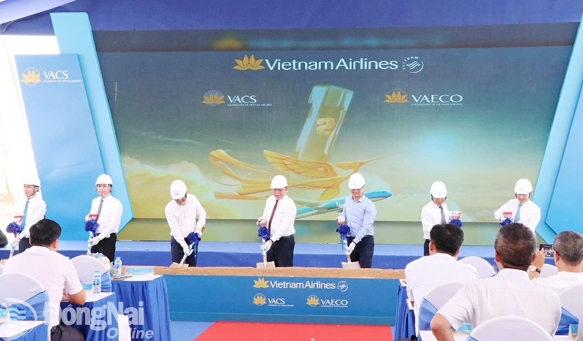 Phó bí thư Tỉnh ủy, Chủ tịch UBND tỉnh Võ Tấn Đức (giữa) và các đại biểu thực hiện nghi thức khởi công các dự án cung cấp suất ăn hàng không số 1 và xây dựng, kinh doanh dịch vụ bảo dưỡng tàu bay số 1 tại Sân bay Long Thành. Ảnh:H.Lộc

