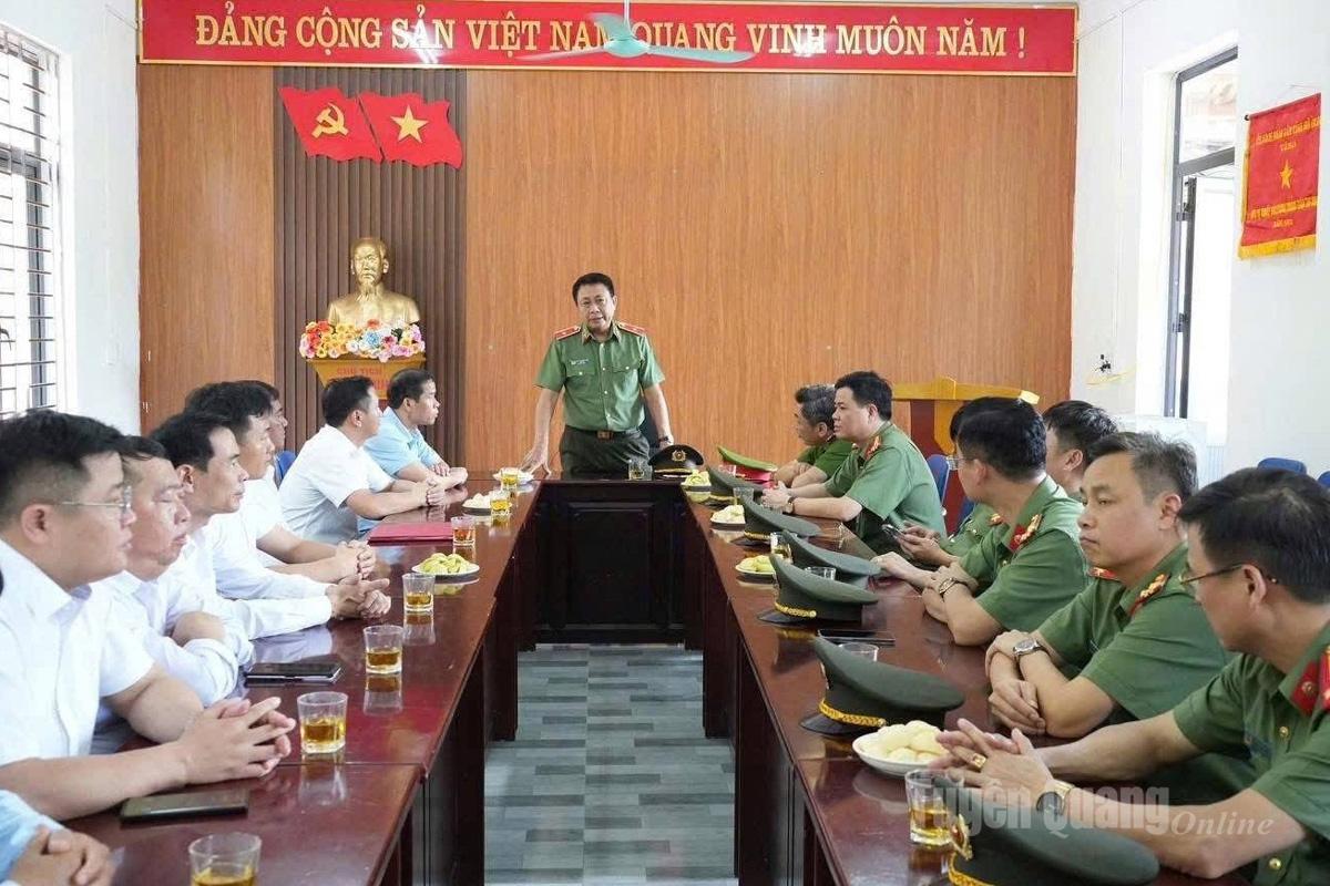 Đồng chí Giám đốc Công an tỉnh Nguyễn Đức Thuận phát biểu tại buổi làm việc với xã Lũng Cú.