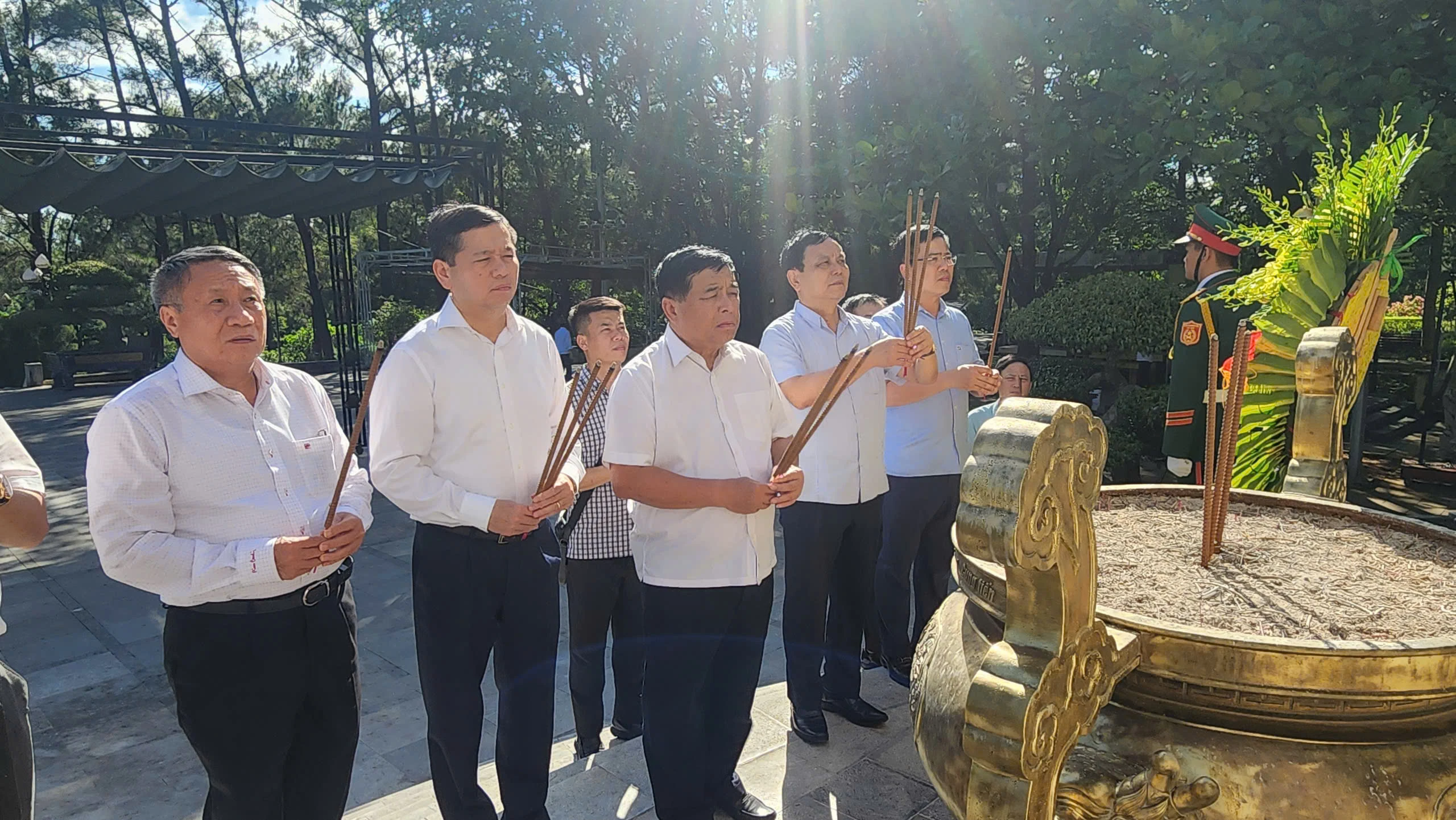 Phó Thủ tướng Nguyễn Chí Dũng dâng hương tri ân các anh hùng liệt sĩ tại tỉnh Quảng Trị
