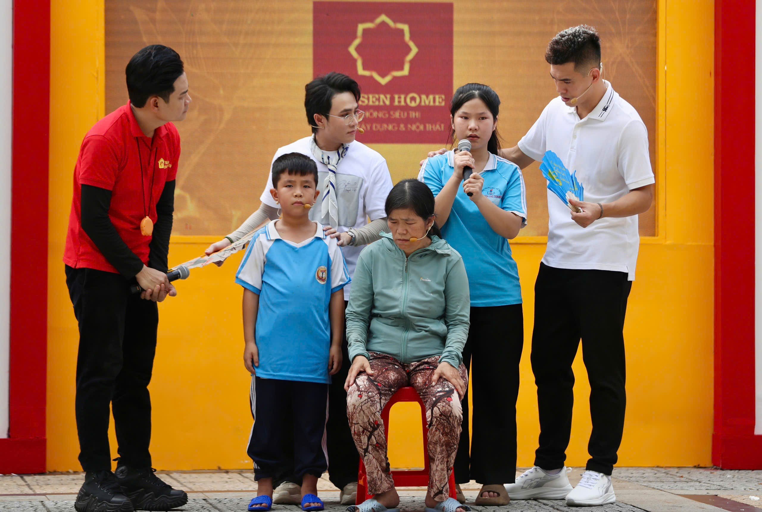 Chân sút Tiến Linh đồng hành, lắng nghe và động viên các gia đình vượt qua nghịch cảnh bằng sự chân thành và cảm thông.