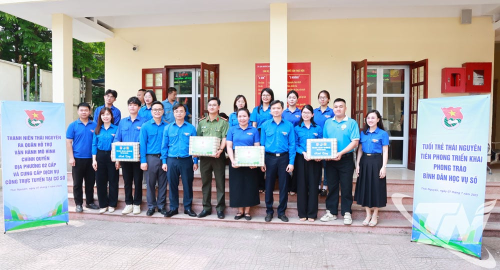 Bí thư T.Ư Đoàn, Chủ tịch Hội Sinh viên Việt Nam Nguyễn Minh Triết đã đến thăm, động viên các đội hình thanh niên 