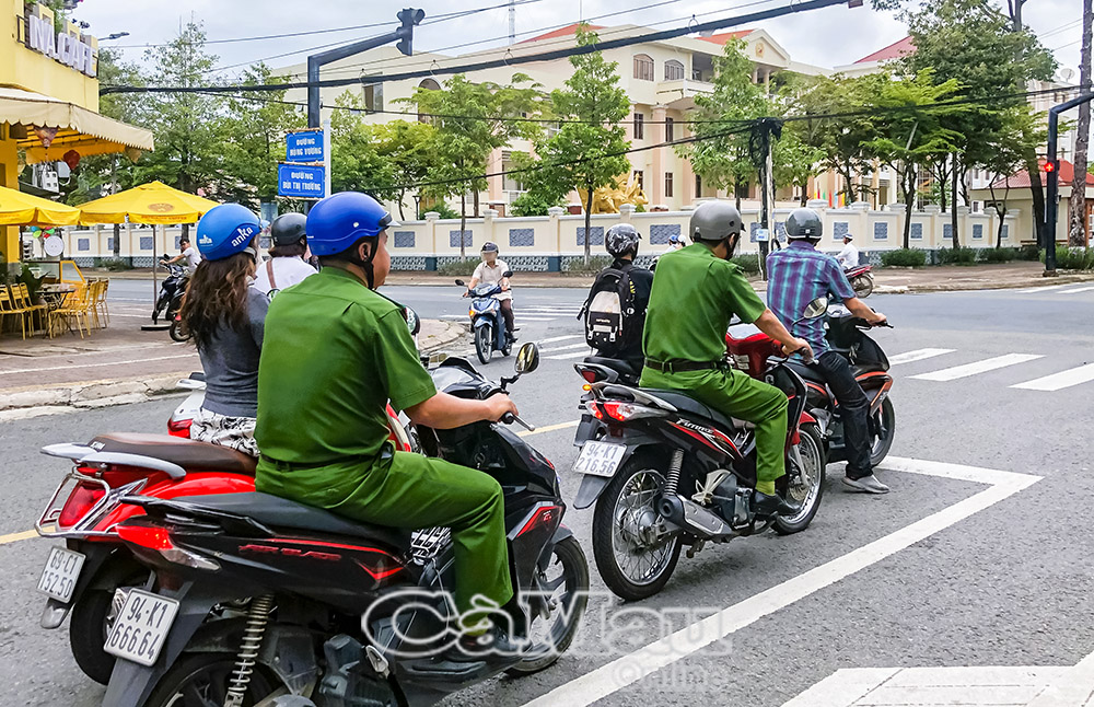 Các chiến sĩ Công an tỉnh Bạc Liêu (cũ) trên đường đến trụ sở làm việc tại Công an tỉnh Cà Mau.