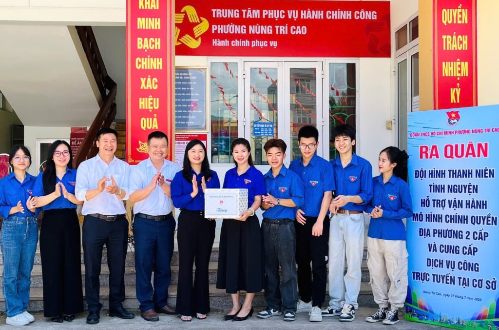 Thường trực Tỉnh Đoàn tặng quà và hỗ trợ kinh phí cho đội hình tình nguyện tại phường Nùng Chí Cao.
