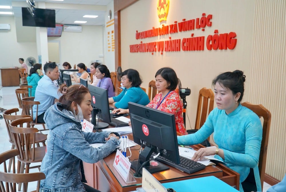 tp-hcm-can-bo-phuong-xa-vao-guong-voi-bo-may-moi-chinh-quyen-dia-phuong-hai-cap.jpg